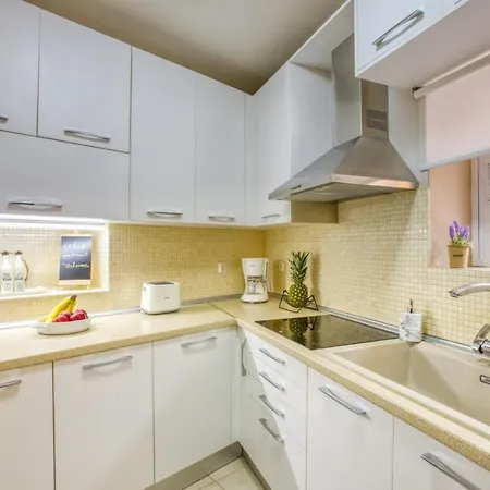 Aelia Apartment, New Port Апартаменты